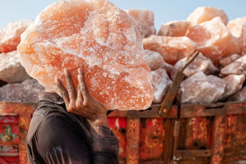 _伝統的な労働者が古代の技術を用いて手作業でピンクソルトを採掘し、天然ミネラルと文化遺産を保護しています