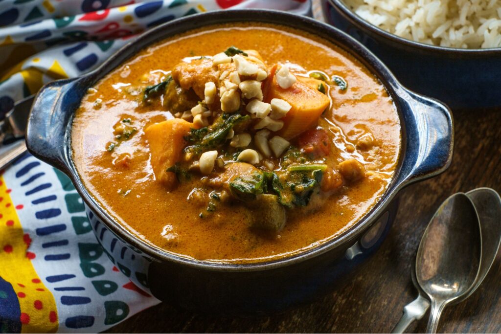 Piatto unico africano occidentale stufato di arachidi ciotola di salsa di arachidi