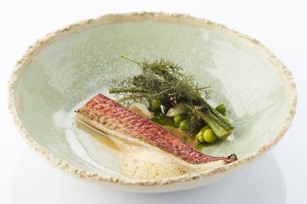 シェフ フィリップ・クライス デ・ヨンクマン ボラのソラマメ、ラブ、カニソース添え