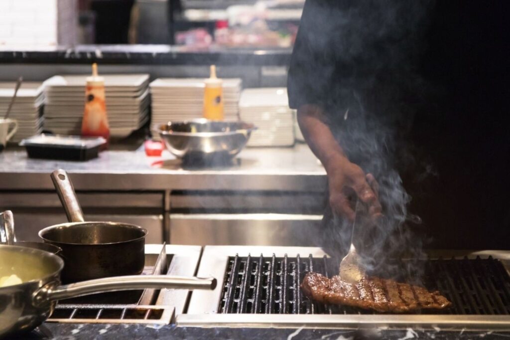 プロのシェフが適切な技術で霜降りを活かす和牛の調理法