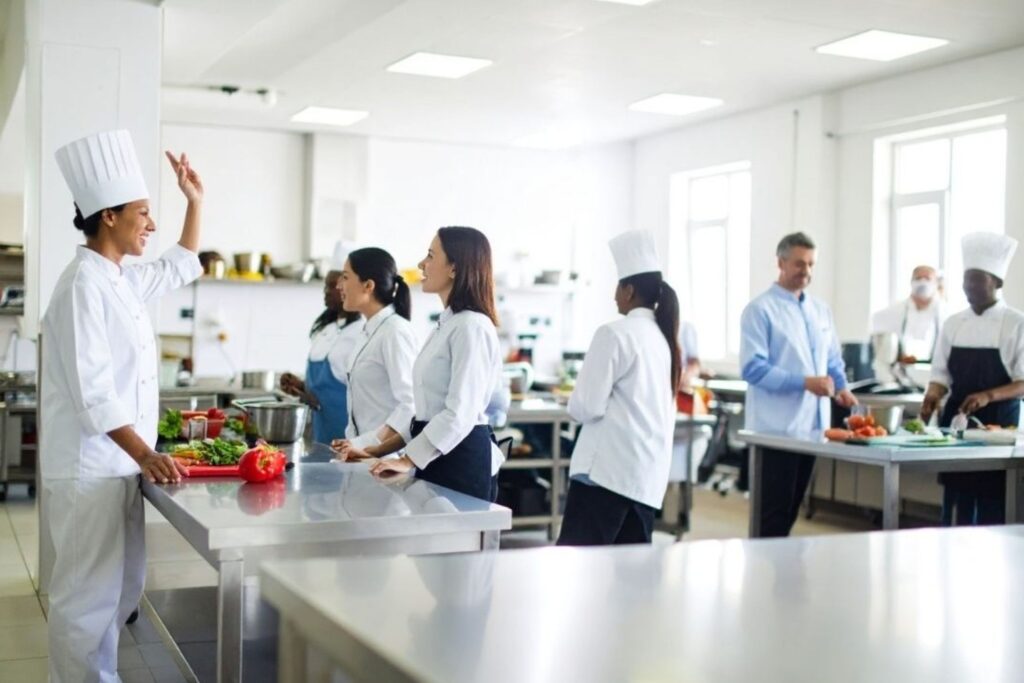 人员配置解决方案，包括由厨师教授留任策略的餐厅培训项目
