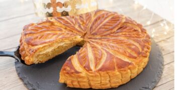 公現祭を祝うための黄金色のパイ生地を使った伝統的なフランスのガレット・デ・ロワ