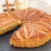 Galette des Rois – traditioneller französischer Königskuchen mit goldenem Blätterteig für das Dreikönigsfest