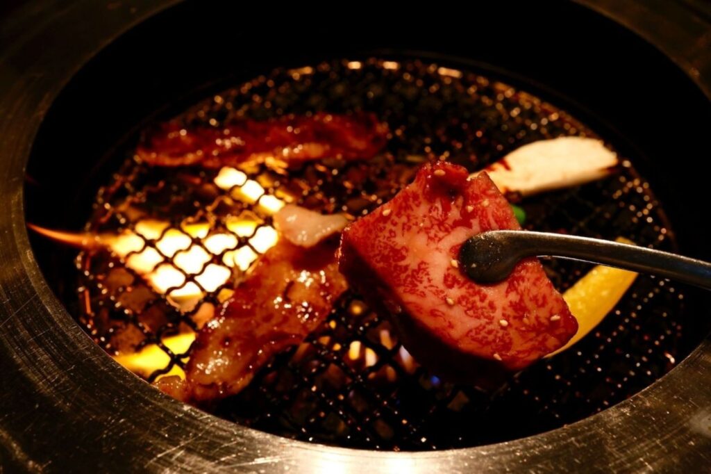 伝統的な日本料理の調理法で準備されたA5ランクの和牛の格付けシステム