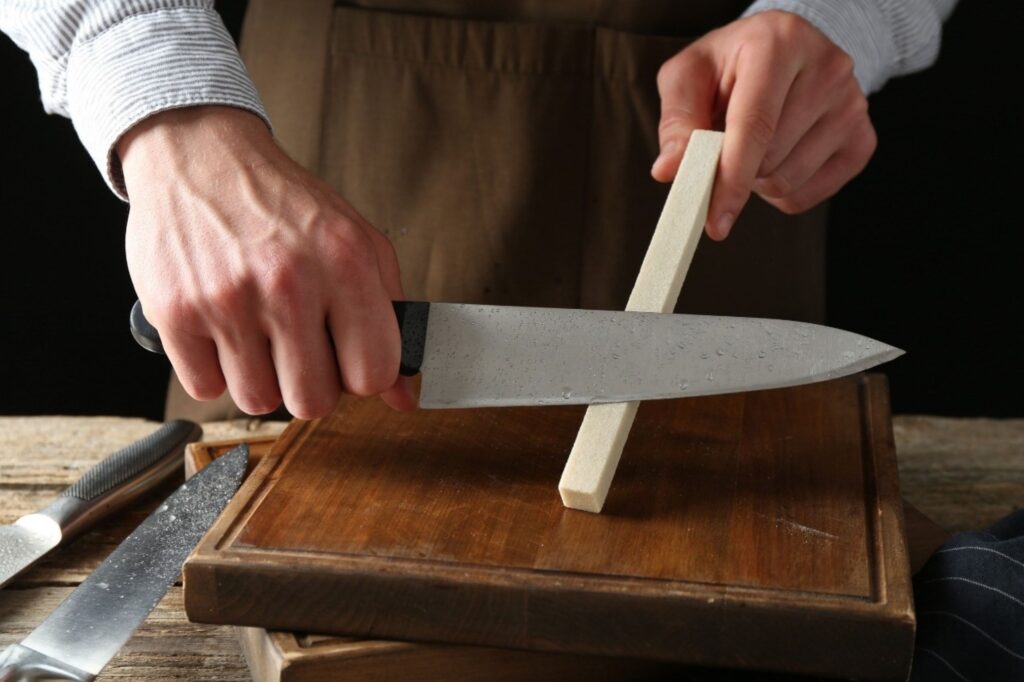 专业厨刀选购保养与主厨磨刀技巧：厨房必备设备正确使用指南