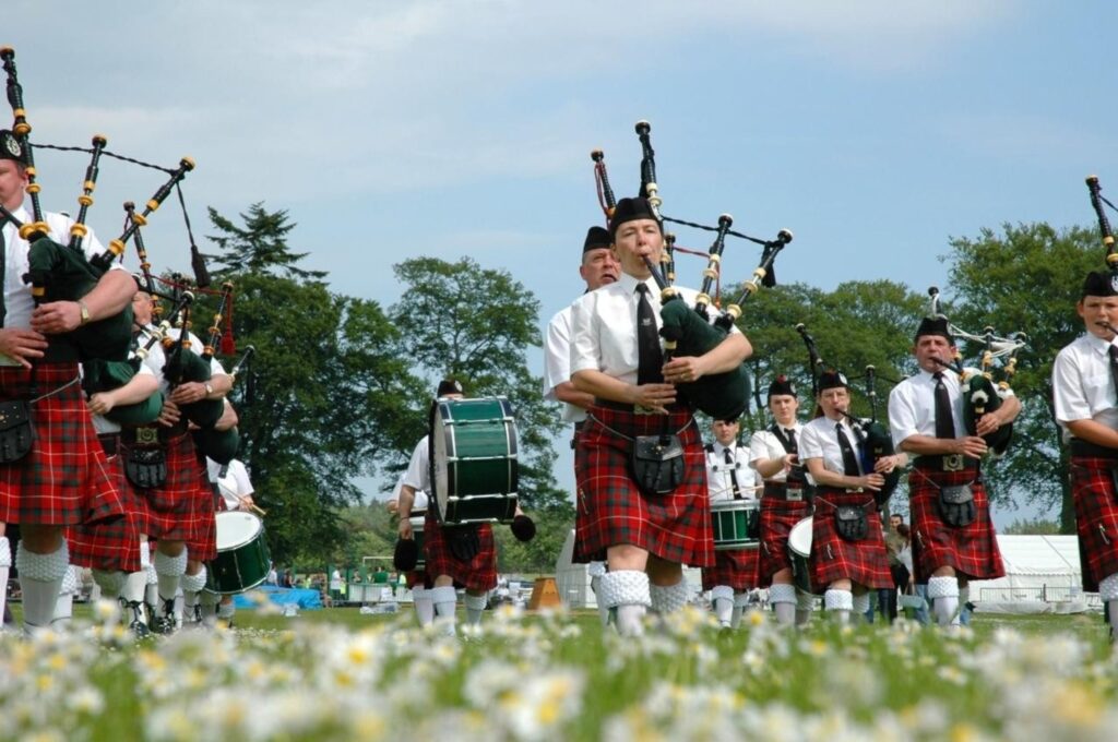 Schottische Burns Night Feier mit traditionellem Dudelsackspieler für die Haggis-Zeremonie und kulturelle Tradition