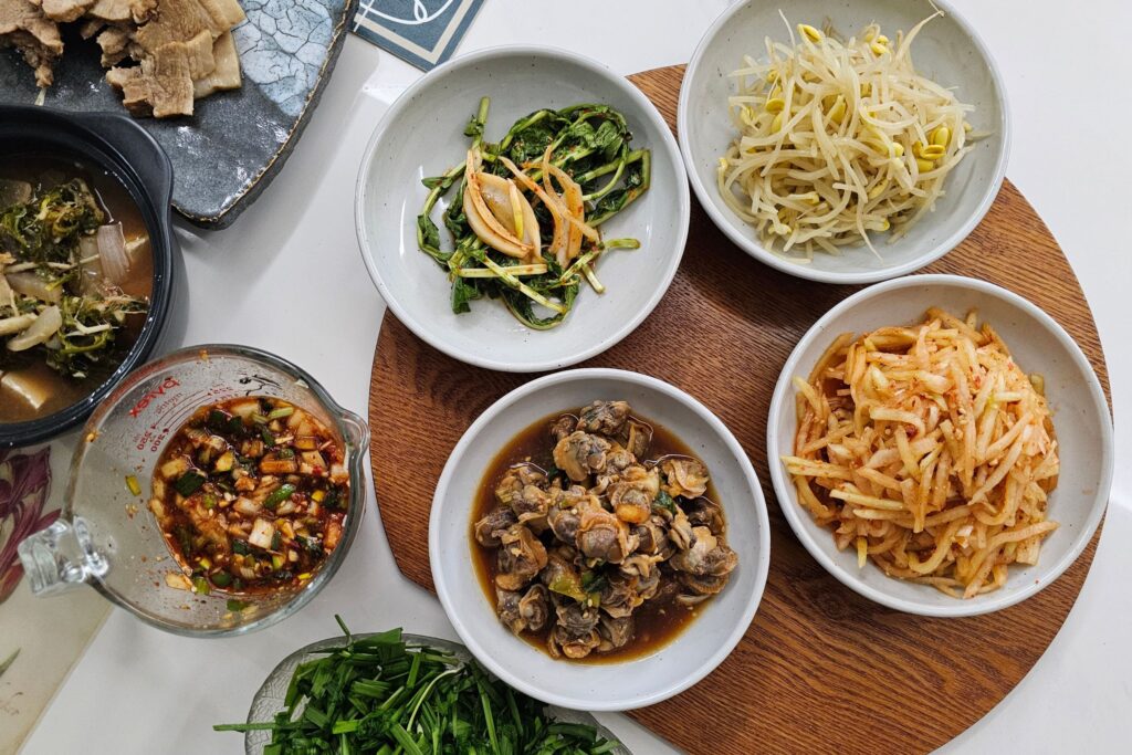 _Een traditionele Koreaanse banchan-spread met kimchi, zuurgestookt radijs en spinazie namul bijgerechten