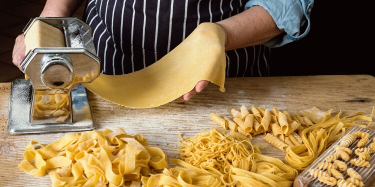 Verse pastnesten bestoven met griesmeel drogen op een houten oppervlak voordat ze worden gekookt