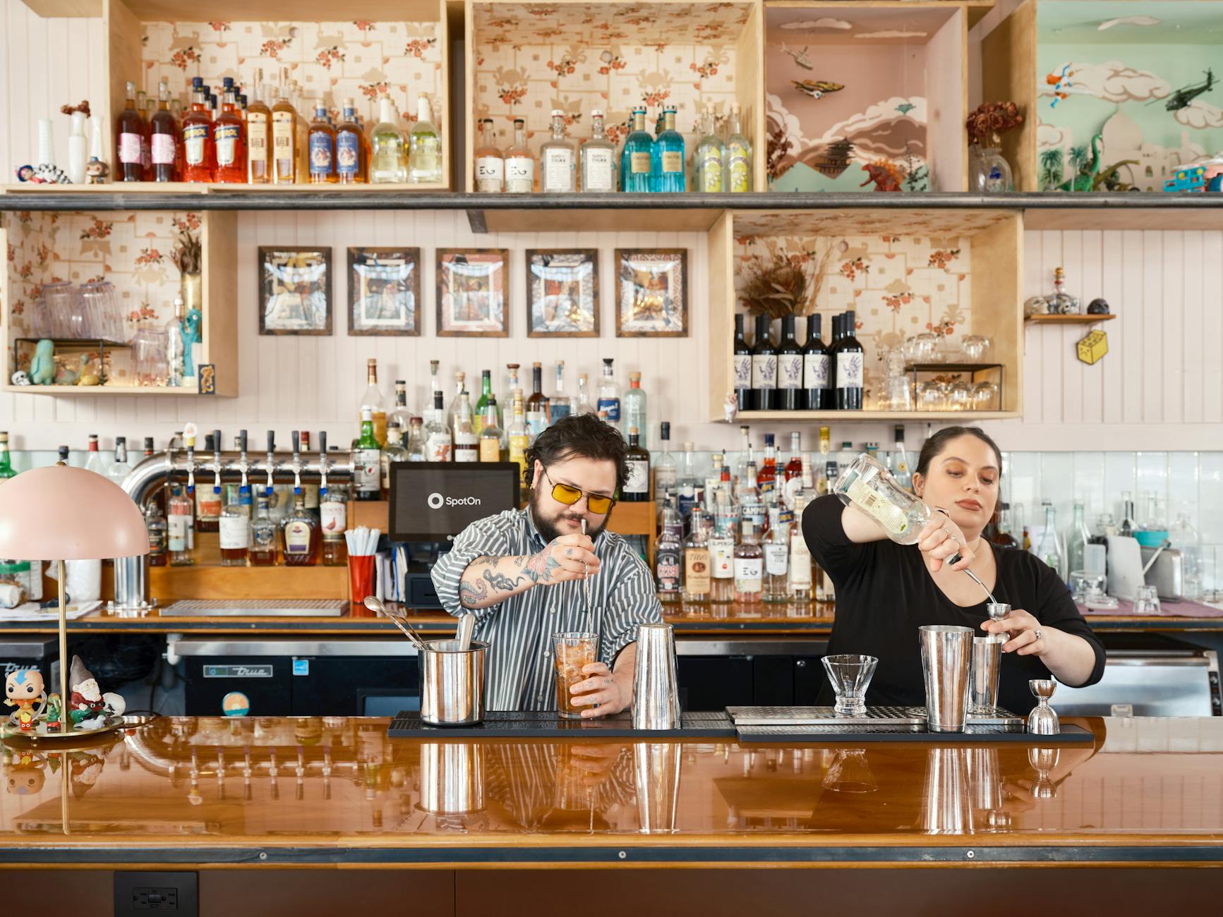 Ein Getränketeam bei einer Mixologie-Schulung kostet und bewertet Cocktails zusammen vor dem Abendservice
