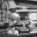 chef-cooking-kitchen-unsplash - GUSTOwebzine Un chef professionista mescola un profondo tegame di ragù napoletano a fuoco basso in una cucina tradizionale