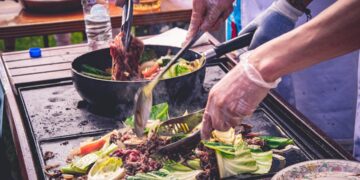 chef-grilling-vegetables-outdoor-unsplash - GUSTOwebzine シェフが焦げ目をつけスモーキーな仕上がりを実現するために、高温のグリルで野菜を注意深く監視している