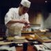 chef-spreading-miso-paste-unsplash - GUSTOwebzine Ein Profichef streicht Misopaste auf ein Filet in einer Küche und zeigt Miso als vielseitige Umami-Zutat über Suppe hinaus.