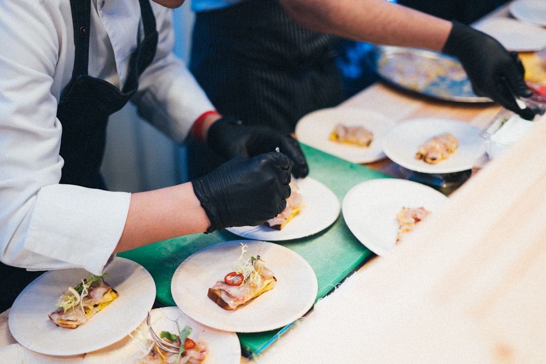 Un cuisinier dresse un plat de saison avec soin, le type de constance qui transforme les visiteurs occasionnels en clients fidèles