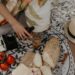 Una mujer organiza un picnic francés tradicional durante una celebración del Día de la Bastilla al aire libre