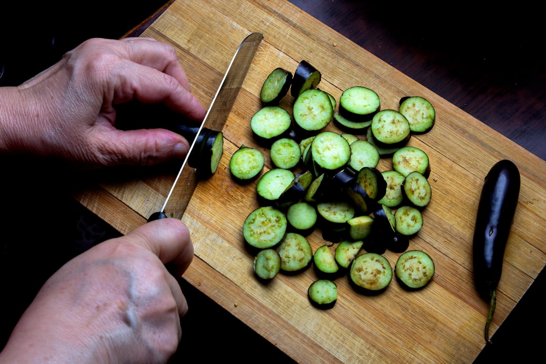 Ein Hobbykoch bereitet geschnittenes Gemüse vor, bevor er es auf dem Grill für rauchiges, verkohltes Aroma zubereitet