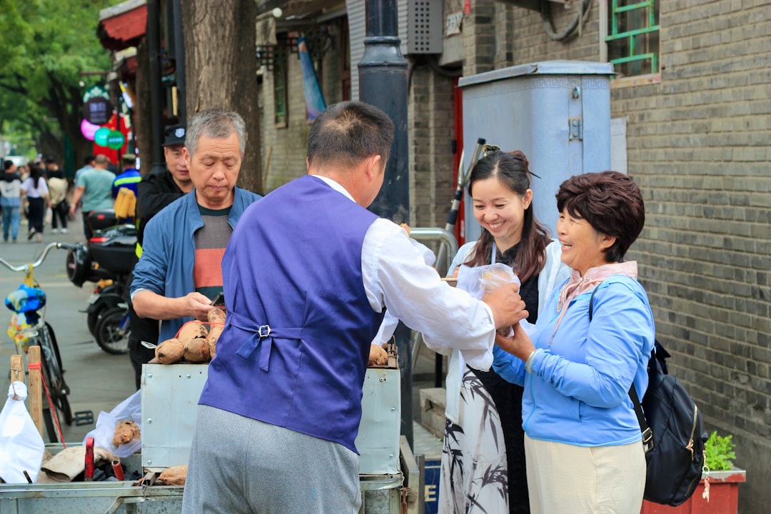 観光客が市場ガイドに地元通貨を渡し、アフリカと中東の目的地におけるチップの慣習を反映しています。
