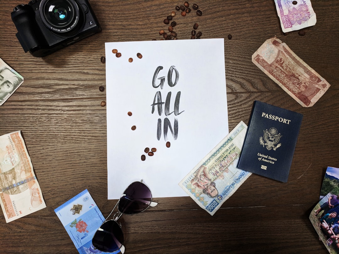 旅行者がヨーロッパのカフェでレストランの請求書を確認し、チップを残す前に地元のチップ慣習に対応しています。