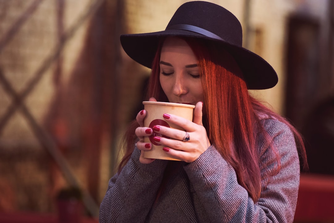 Eine Frau hebt eine Tasse Single-Origin-Kaffee an ihre Nase und genießt sein charakteristisches Aroma bei einer Kaffeeverkostung