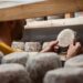 cheesemaker-aging-cave-inspecting-wheel-unsplash - GUSTOwebzine Ein erfahrener Käsemacher inspiziert ein gereiftes Rad in einer Höhlenkellerei und verkörpert die Tiefe der Handwerkskäse-Handwerkskunst