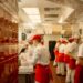 chef-tasting-session-restaurant-team-unsplash - GUSTOwebzine Een hotelserver begeleidt een gast door een onbekend gerecht tijdens personeelsopleiding voor internationale keukens aan een fijntafel
