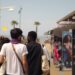 fish-street-food-at-the-coast-unsplash - GUSTOwebzine Un pescatore che presenta il pescato fresco a un mercato costiero, rappresentando la freschezza stagionale al cuore della cucina costiera