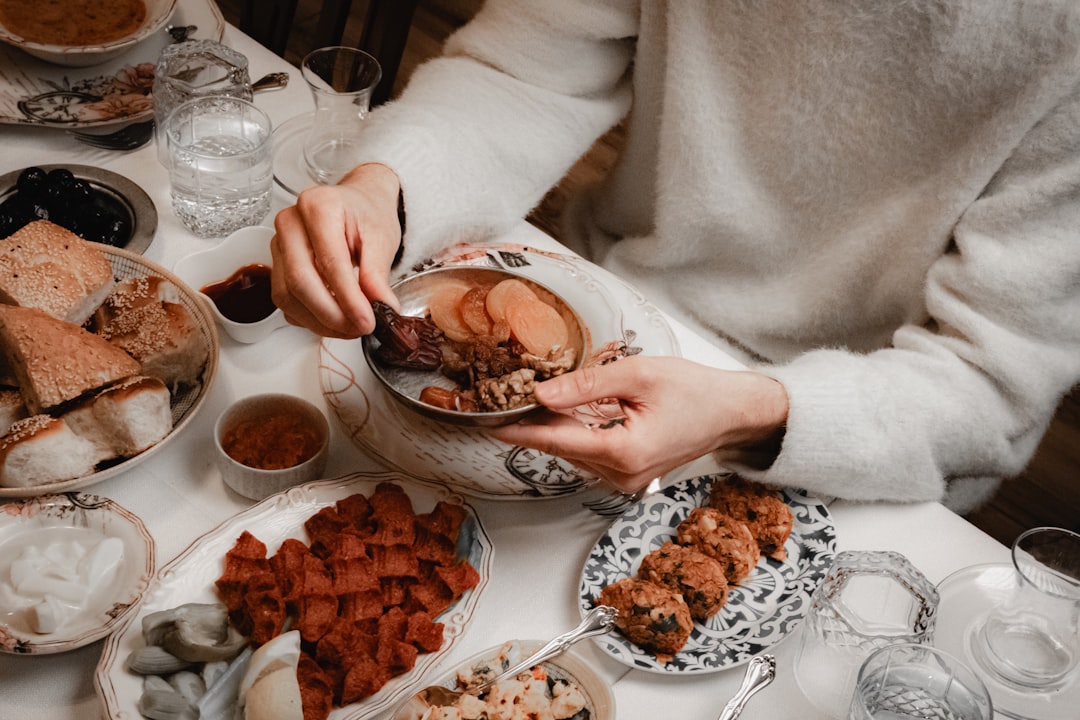 Un huésped de hotel disfruta de una mesa de desayuno regional que refleja la cultura alimentaria local del destino