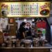 woman-cooking-noodle-soup-asian-kitchen-unsplash - GUSTOwebzine 自宅のキッチンカウンターでストリートフードのフォーのスープを丁寧にお玉で器に盛り付ける女性
