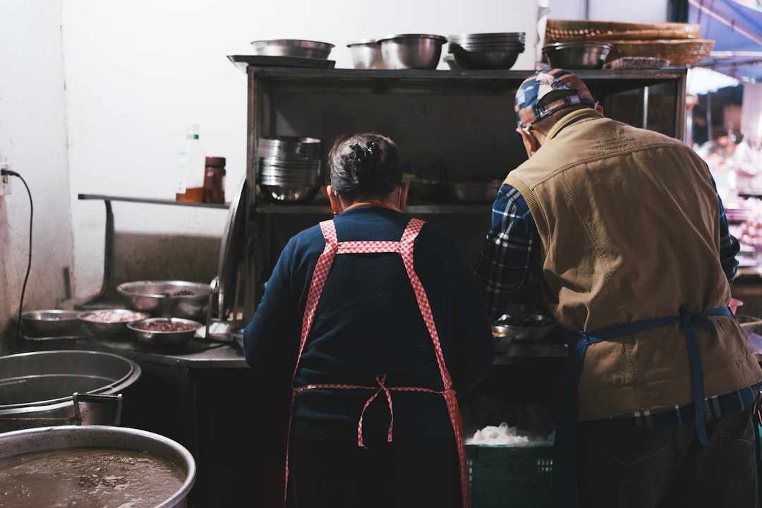 Un chef discute avec un agriculteur local sur un marché en plein air, illustrant le récit authentique des menus de dégustation.