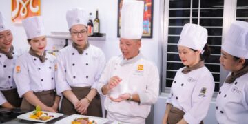 chef-presenting-dish-to-guests-unsplash - GUSTOwebzine A professional chef presents a finished plate at an international congress