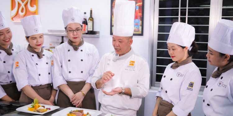 Un chef professionista presenta un piatto finito a un congresso internazionale