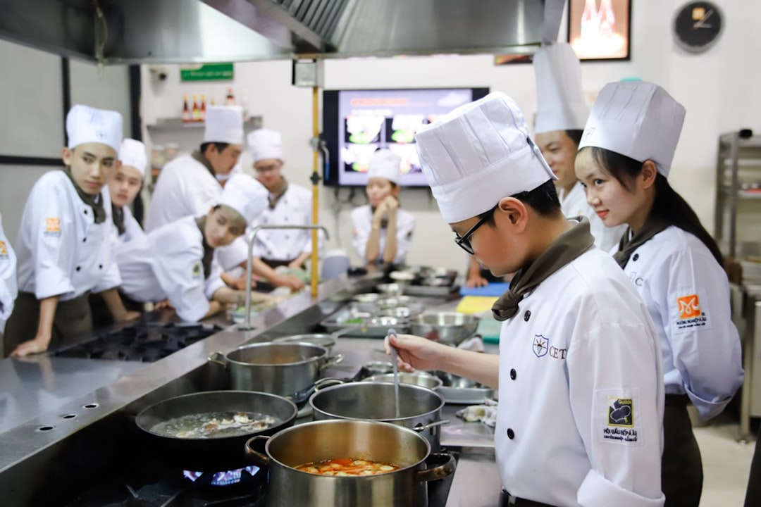 Un gruppo di chef lavora insieme in una cucina professionale, riflettendo i principi di sostenibilità