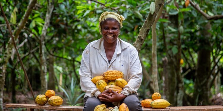 laughing-woman-cocoa-farmer-unsplash - GUSTOwebzine laughing woman cocoa farmer in the forest