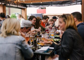Een chef serveert voorzichtig een gerecht op voor festivalbezoekers, het ambacht in het hart van de Britse voedselcultuur in Edinburgh vastleggend