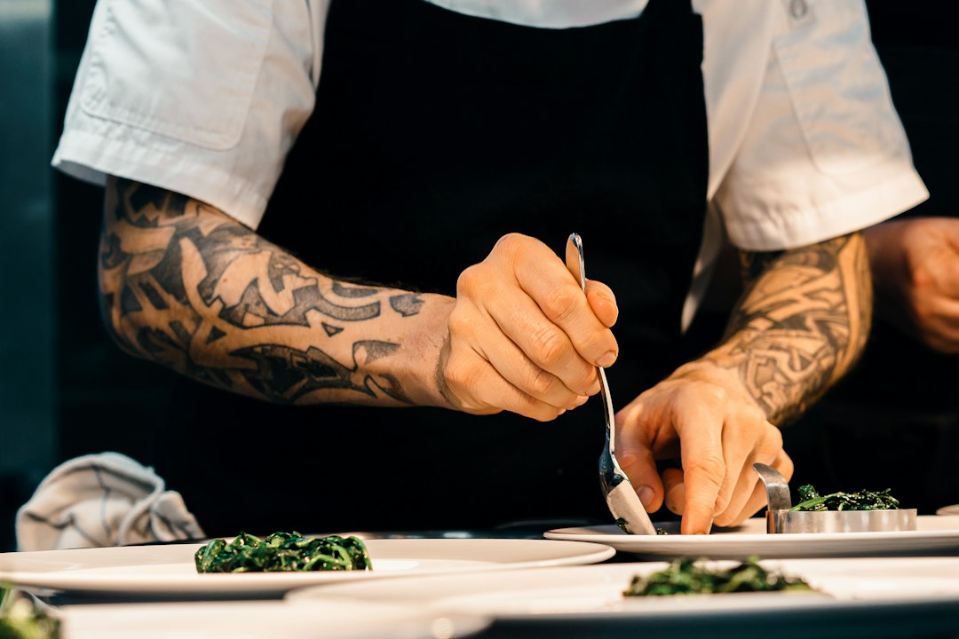 Een professionele chef-kok maakt een gestoofd herfstgerecht op, waarbij wordt vastgelegd wat de herfstequinox naar de tafel op het noordelijk halfrond brengt