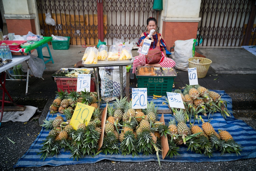 Een gezin kiest vers herfstfruit op oogstmarkten in Azië, wat laat zien hoe seizoensgebonden winkelen het thuiskoken vormgeeft.