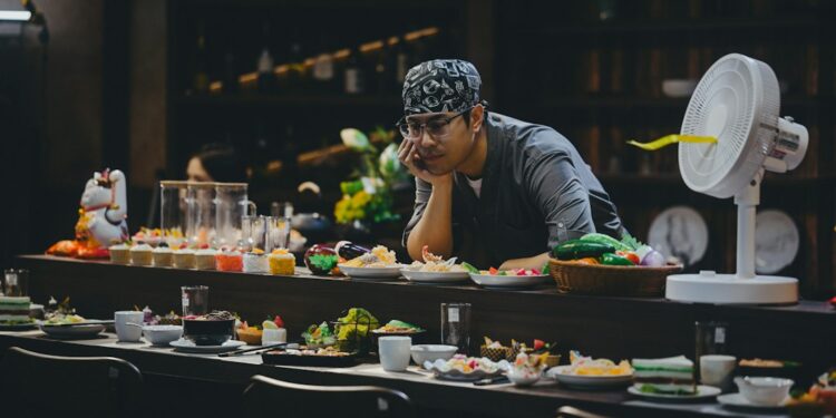 Ein Teammitglied der Hotel-Gastronomie probiert ein neues Gericht während einer Schulung vor dem Service, um Zutatenwissen aufzubauen.
