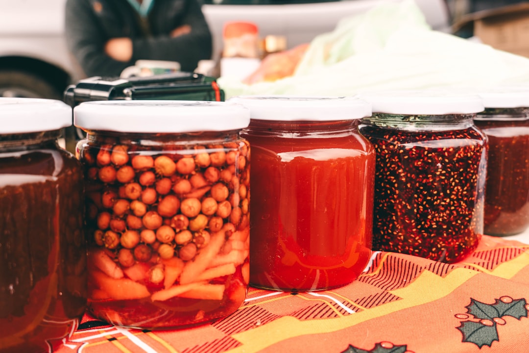 Een marktkoopman die rijen gefermenteerd voedsel in potten uitstalt, wat de blijvende wereldwijde traditie van fermentatie weerspiegelt.