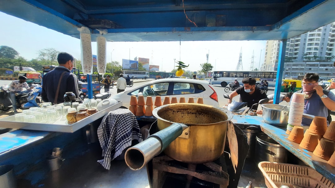 Een chai-verkoper schenkt warme gekruide dranken op een drukke Indiase straat, een dagelijks ritueel dat geworteld is in eeuwen van specerijencultuur.