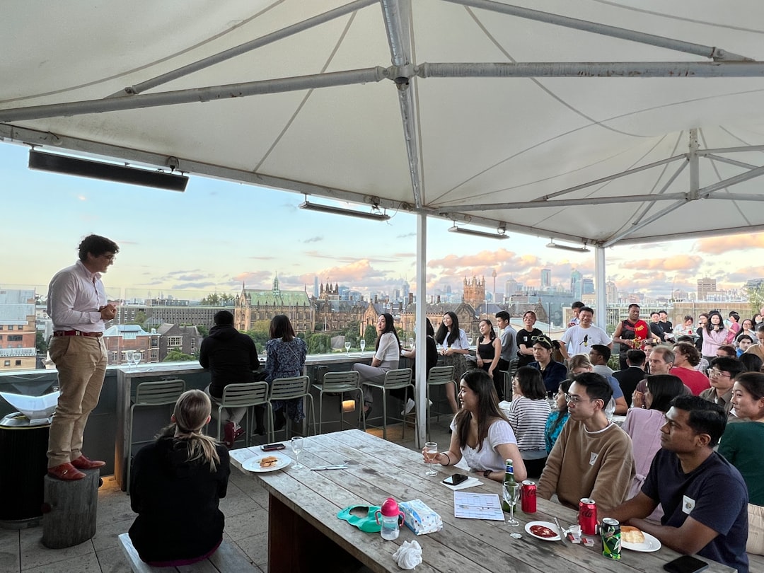 Un chef arrange soigneusement des plats légers et de saison sur une terrasse de restauration sur le toit lors d'un service d'été chaleureux