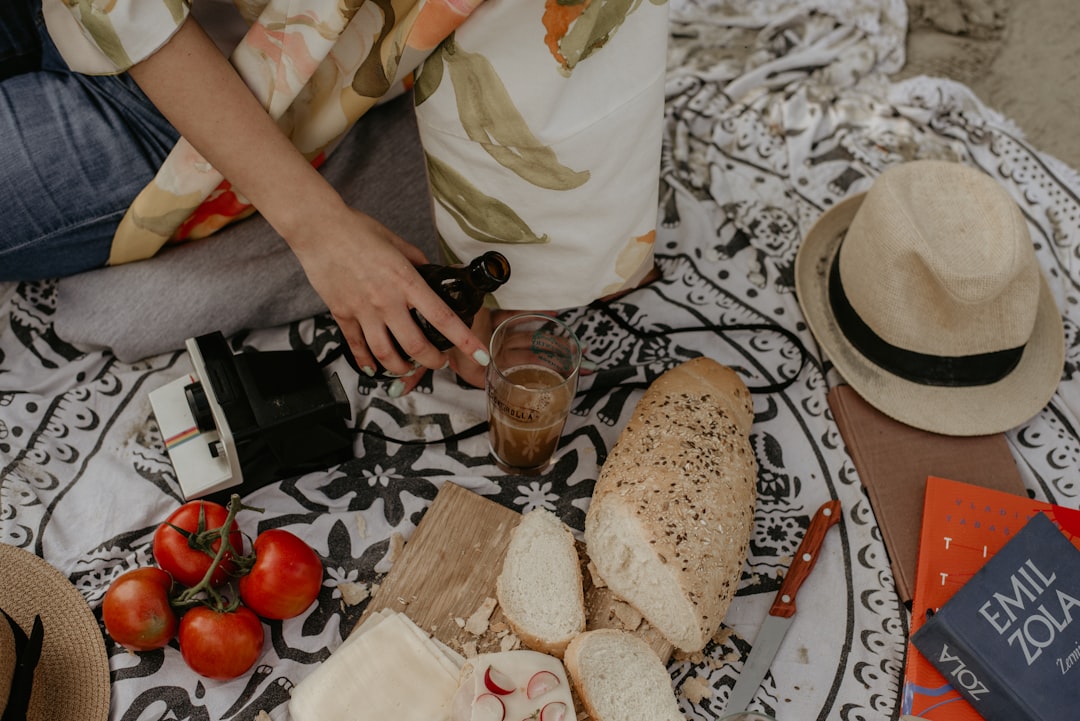 Une femme prépare un pique-nique français traditionnel lors d'une célébration de la Fête nationale en plein air