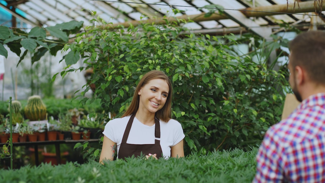 Un chef de cuisine raffiné et un agriculteur local discutent des produits de saison reflétant une relation d'approvisionnement directe en gastronomie.
