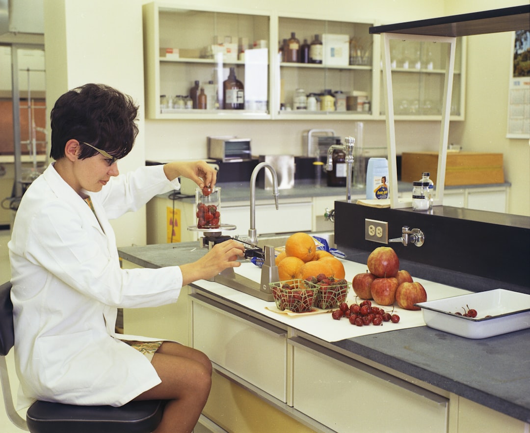 Um cientista de alimentos examina ingredientes naturais em um laboratório, refletindo o espírito de inovação alimentar no IFT FIRST