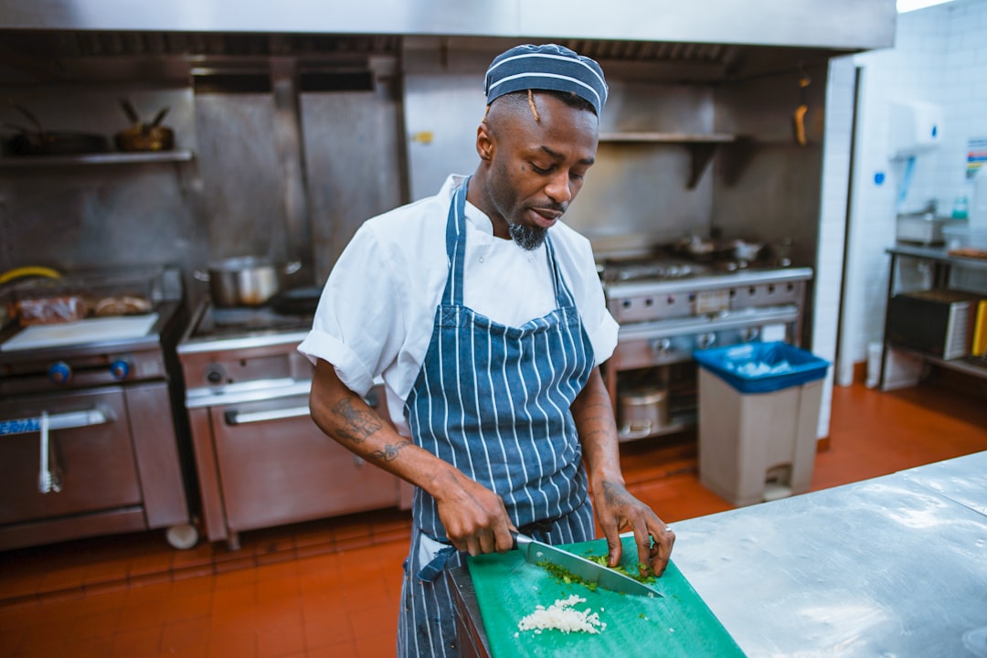 Um chef emprata um prato durante o serviço, incorporando o trabalho deliberado por trás dos menus degustação que contam uma história sazonal.