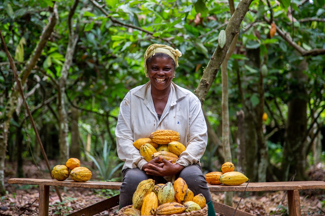 agricultora de cacau rindo na floresta