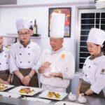 Um chef apresenta um prato em um congresso culinário internacional, como o San Sebastian Gastronomika.