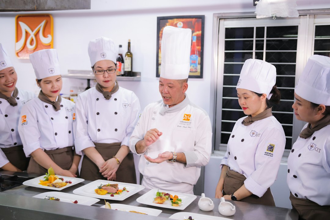 Uno chef presenta un piatto a un congresso culinario internazionale, come il San Sebastian Gastronomika.