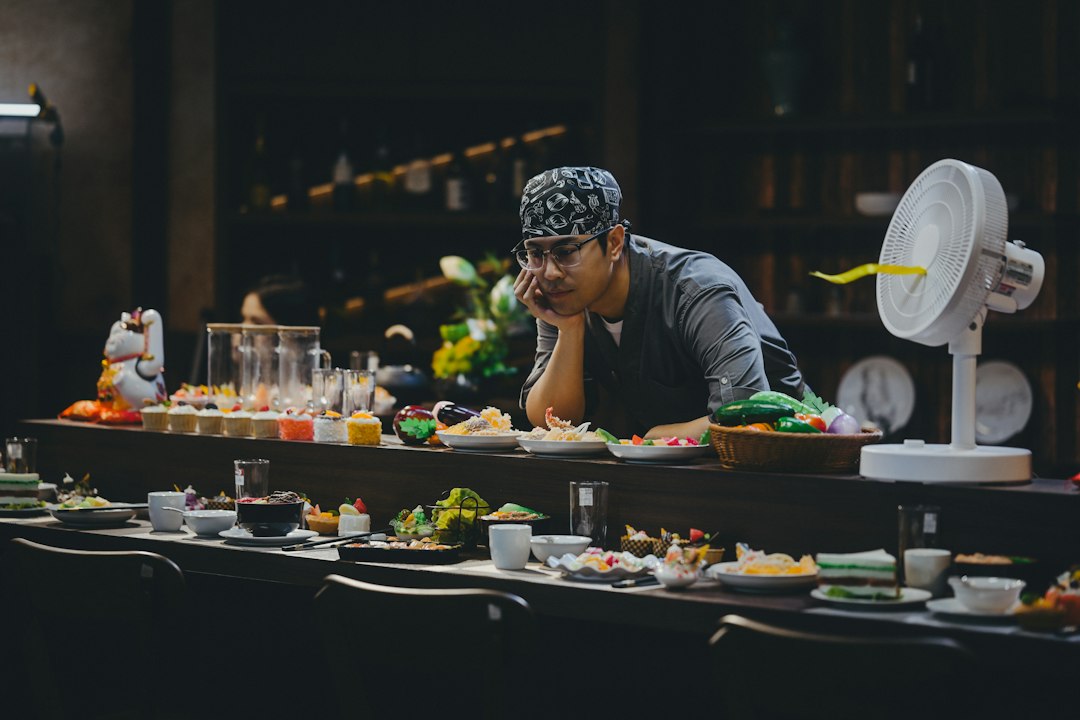 Um membro da equipe de jantar do hotel prova um novo prato durante uma sessão de treinamento pré-serviço, construindo conhecimento sobre os ingredientes.